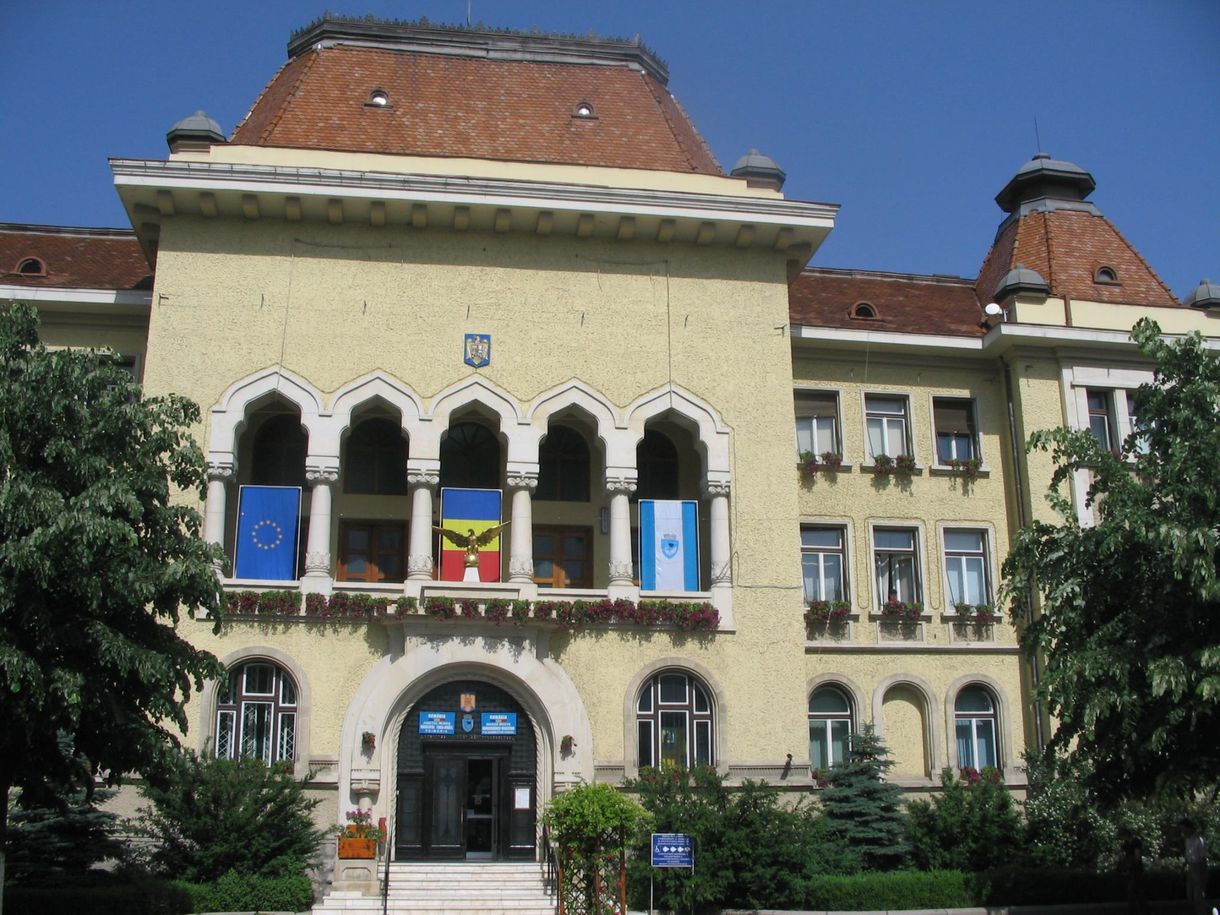 Kétnyelvű utcatáblákat tettek ki Marosvásárhelyen, a román nacionalisták vezetője feljelentést tett