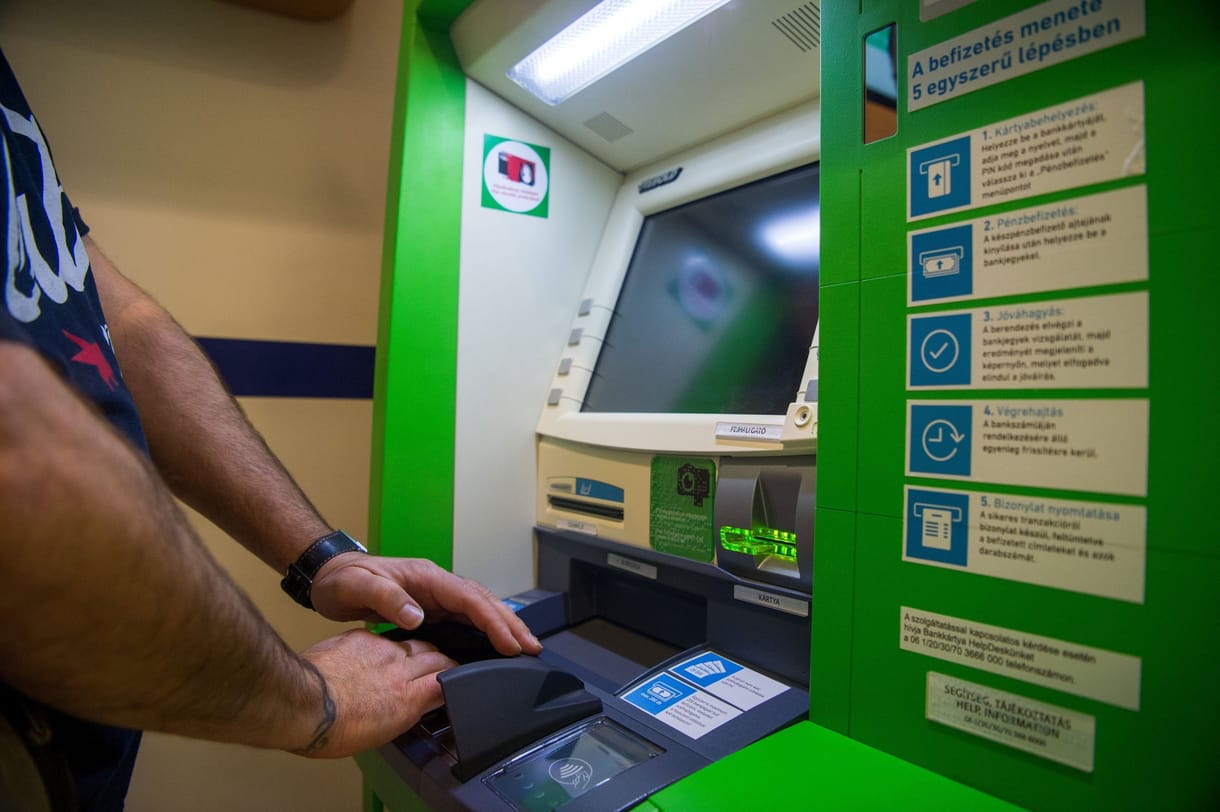 Már a minimálbér sem vehető fel ingyen az ATM-ekből