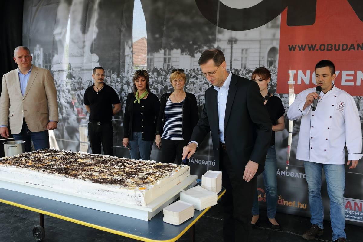Óriási tortát osztott a miniszter