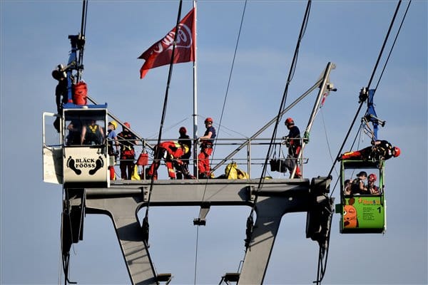 Oszlopnak ütközött a Rajna felett egy libegő egyik kabinja
