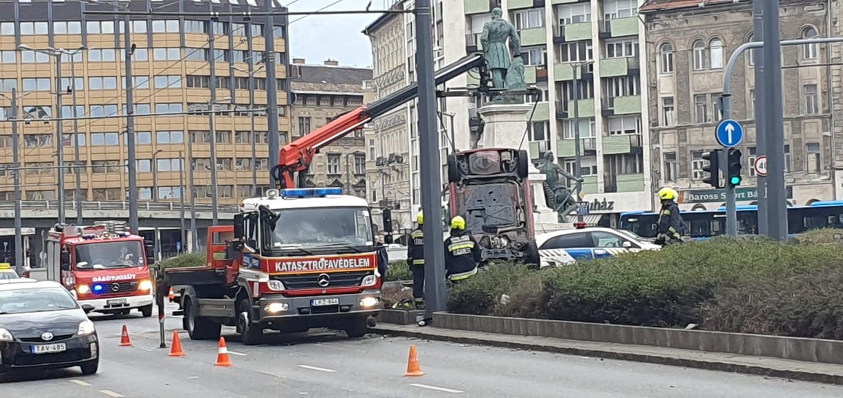 Virágágyásban, a tetejére borulva állt meg egy autó a Keleti pályaudvar előtt – fotók