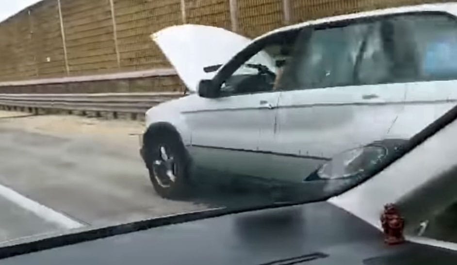 Felcsapott motortérfedéllel hajtott egy autós az M0-son - videó