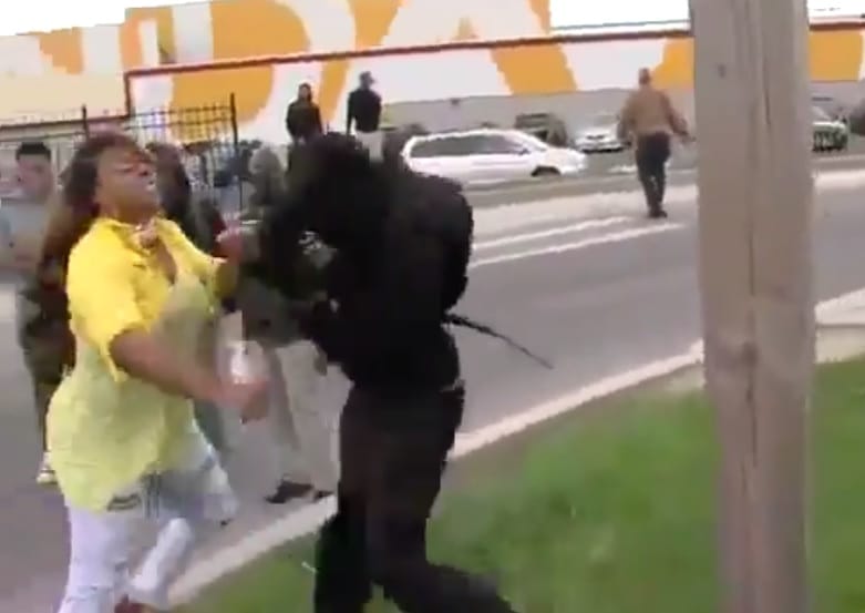 Videó: Anyja rángatta haza a zavargásra induló fiút Baltimore-ban