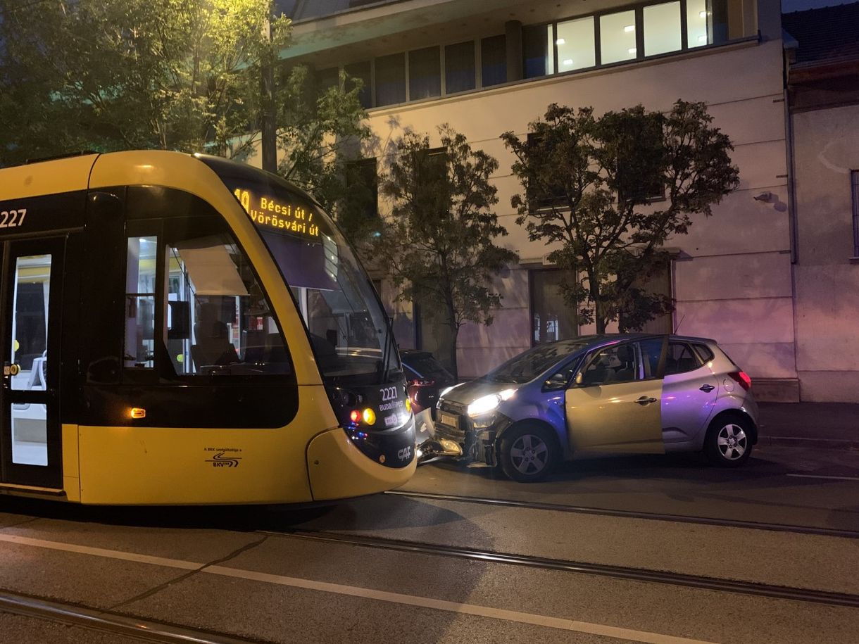 Autóval ütközött a 19-es villamos