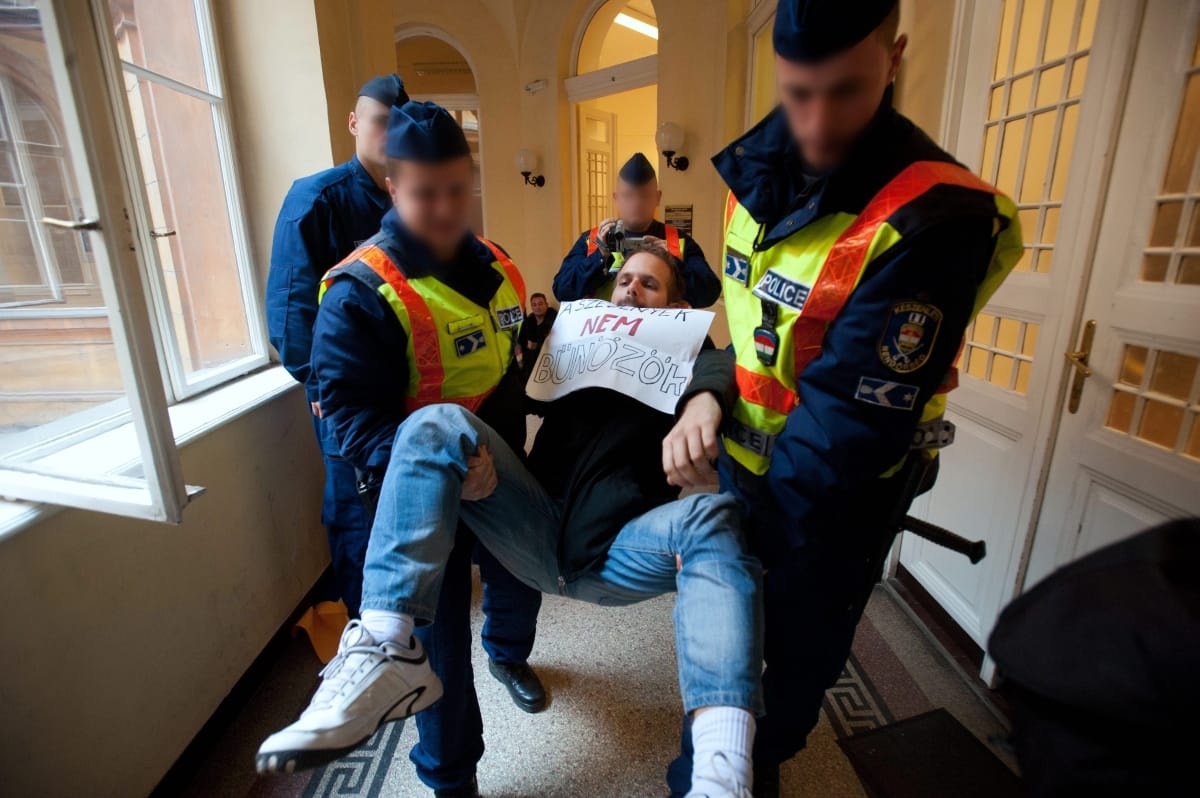 Tömeges előállítás Kocsis Máté hivatalában