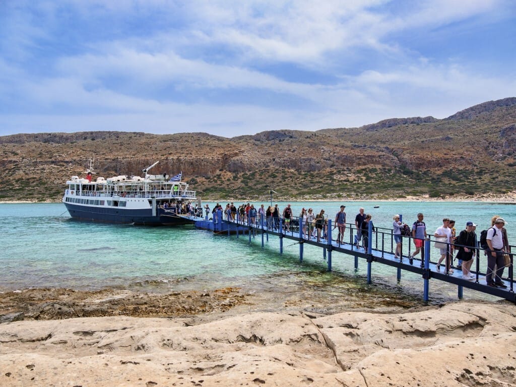 Visszaépítették a mobil stéget, már nem kell a turistáknak nyakig elmerülve partra evickélniük Kréta egyik legszebb strandján – videó