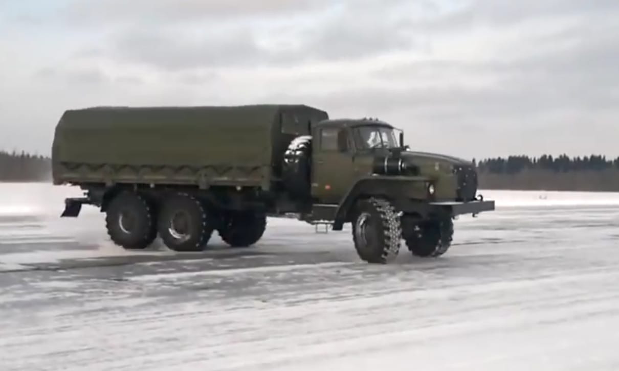 Ki mondta, hogy egy hatkerekűvel ne lehetne driftelni? Videó