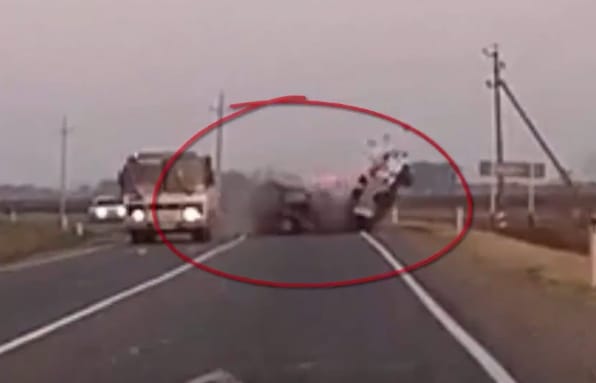 Ezért tilos a kanyarban előzni – videó