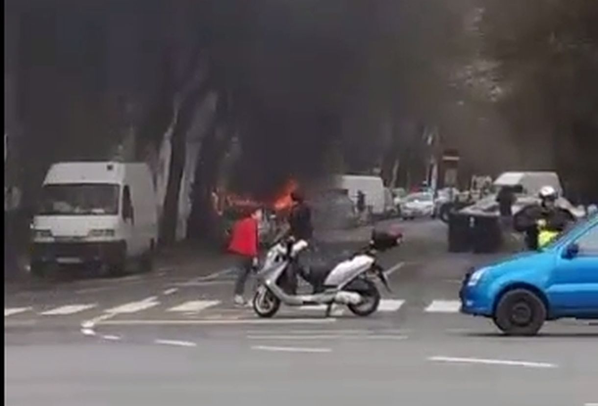 Videó: Hangos durranással égett le egy kisteherautó a Dózsa György útnál