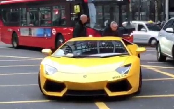 Videó: kifogyott a benzin a Lamborghiniből, úgy kellett arrébb tolni a kereszteződésben
