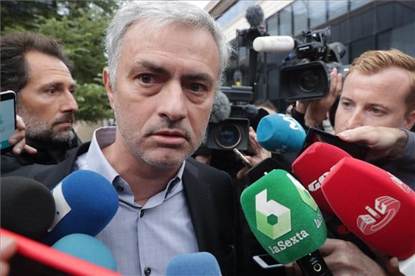 Szétszedték az újságírók a bíróságra érkező Mourinhót – fotók