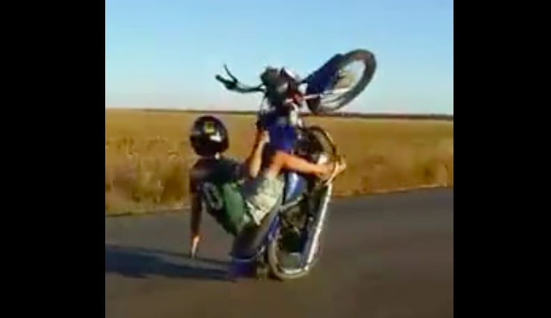 Így lesz a gondtalan motorozásból egy pillanat alatt rémálom – videó