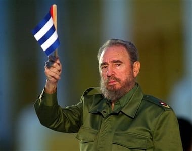 Melegítőben, lezser érveléssel adott interjút a 84 éves Castro - videó