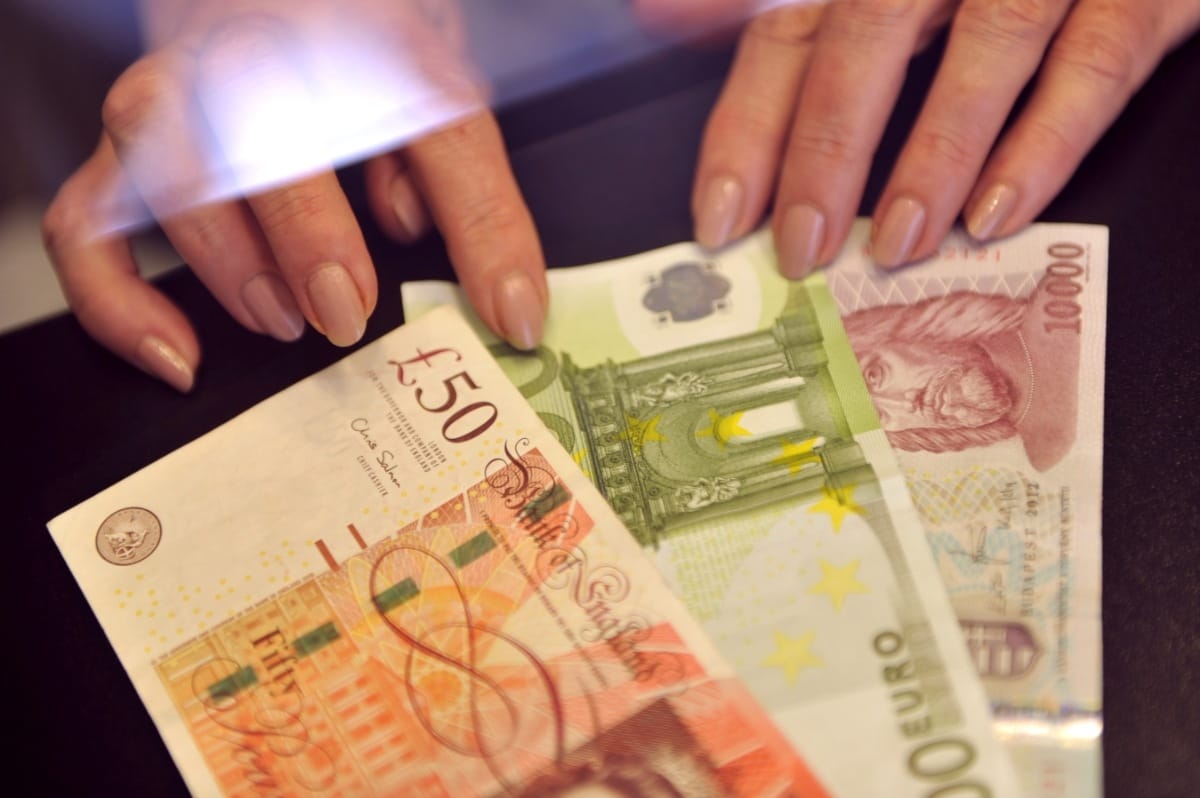 Újra 326 forint egy euró