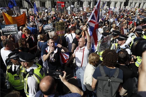 Tízezrek vonultak utcára Boris Johnson húzása miatt