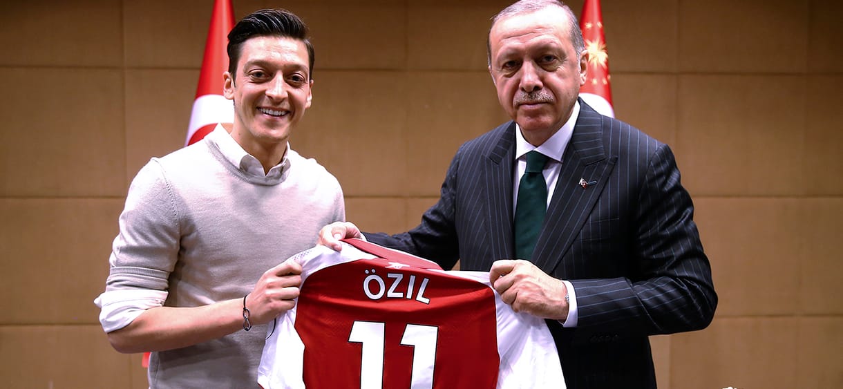 Özil Erdogannal fotózkodott, kibuktatta a német szövetséget