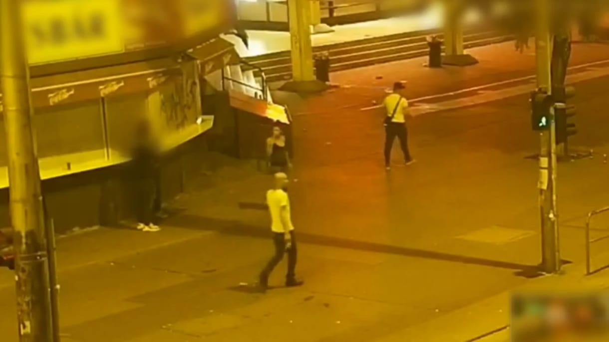 Kivették a telefont egy alvó férfi táskájából, az elkövetőket videó alapján keresik a rendőrök