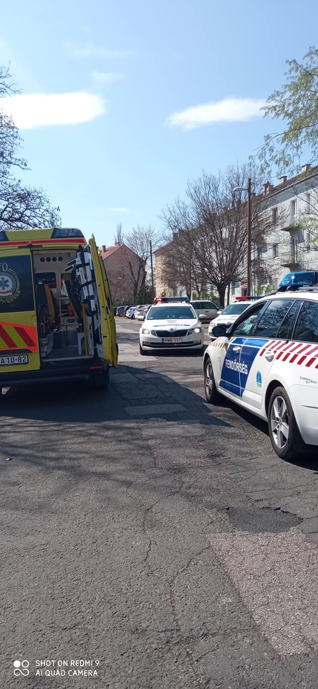 Kést rántott a rendőrökre, majd mellbe szúrta magát egy férfi Budapesten
