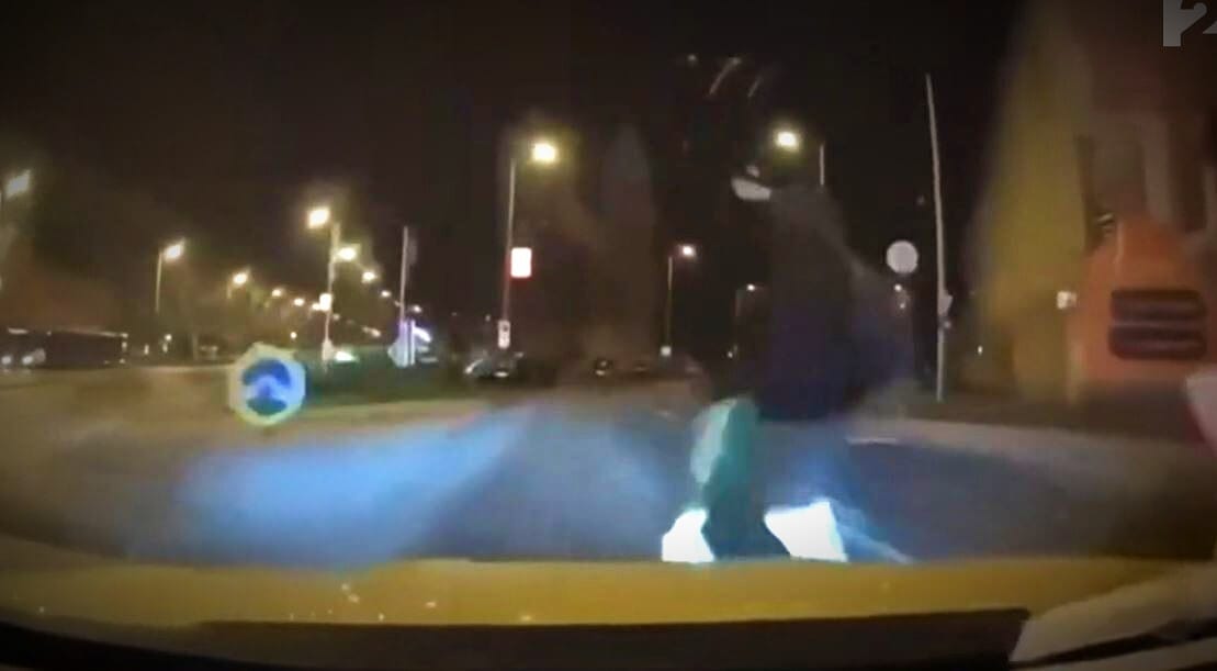 Esélye sem volt elkerülni a taxisnak a rollerest az éjszakában mielőtt elgázolta – videó