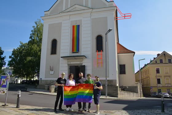 Szivárványos zászlót tűztek egy linzi katolikus templomra - egyházi engedéllyel