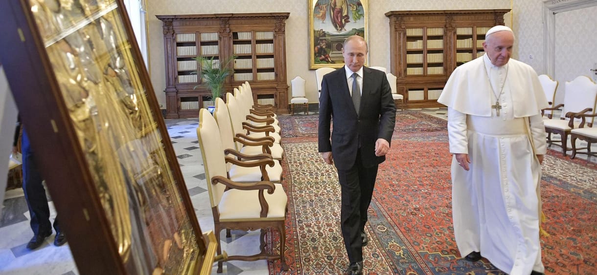 A modern és a középkori kereszténység találkozott, amikor a pápa fogadta Putyint