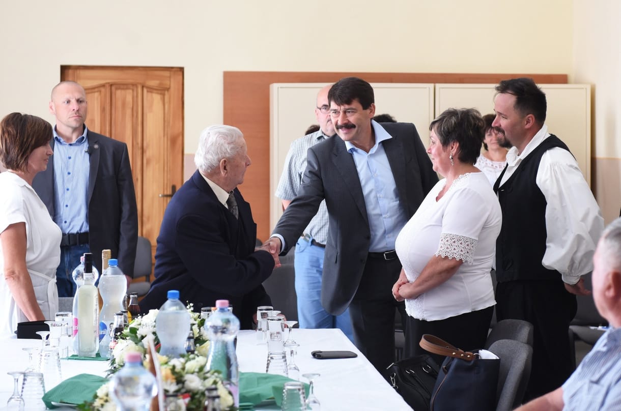 Fotó: Most Áder pálinkázott egyet