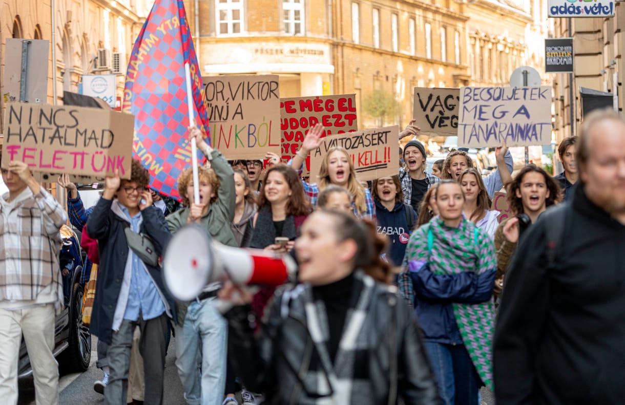 Folyamatos polgári engedetlenséggel demonstrál egy budapesti tanár