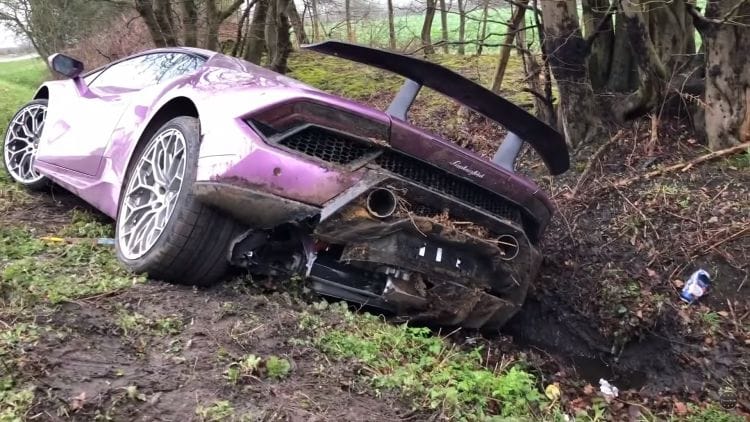 Bitcoin milliárdosé az árokban elhagyott élénklila Lamborghini