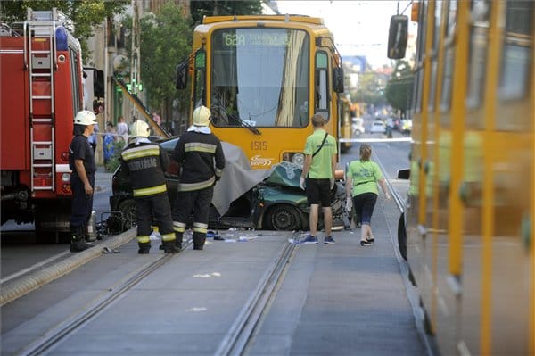 Maga alá gyűrte az autót a villamos Zuglóban – fotók