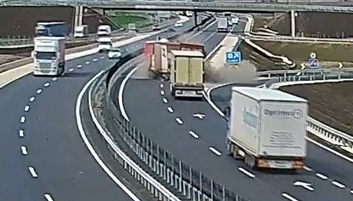 Tolatni kezdett egy kamion az M4-es autóúton, hatalmas baleset lett belőle – videó