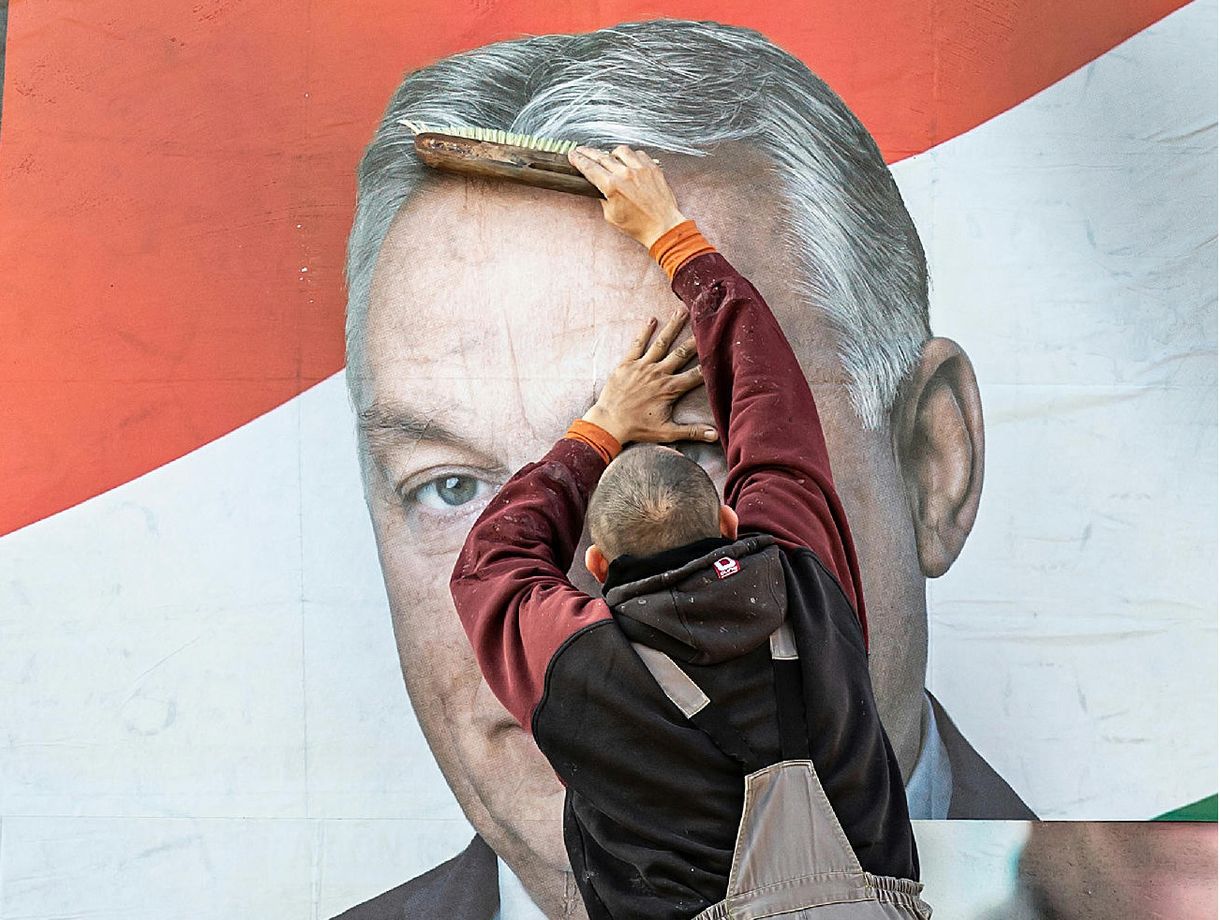 Megszerette Orbán a személyi kultuszt, honlapján címer és zászló helyett V betű virít