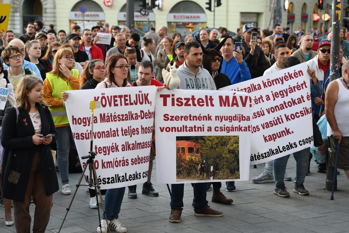 Csigás kitűzővel és szándékos késéssel tüntettek az utasok a MÁV ellen