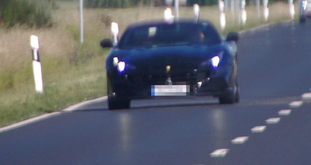 Rosszkor léptek oda a Ferrarinak, drága fotó készült Pápánál  