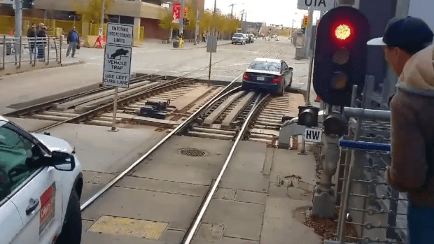 Valahogy így keverednek a villamossínekre az autók - videó