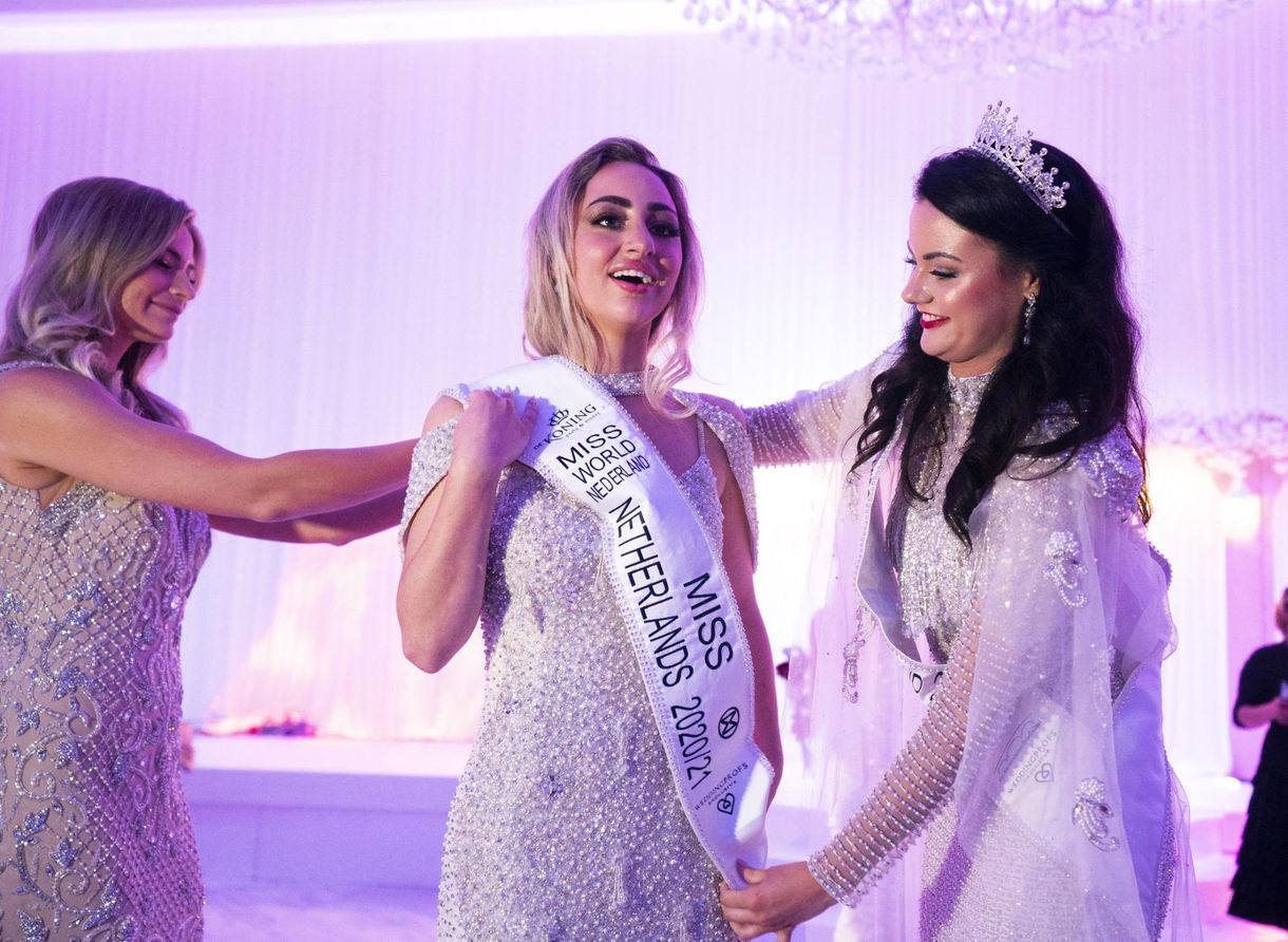 Inkább visszalép a holland szépségkirálynő a Miss Worldtől, csak ne kelljen beoltatnia magát