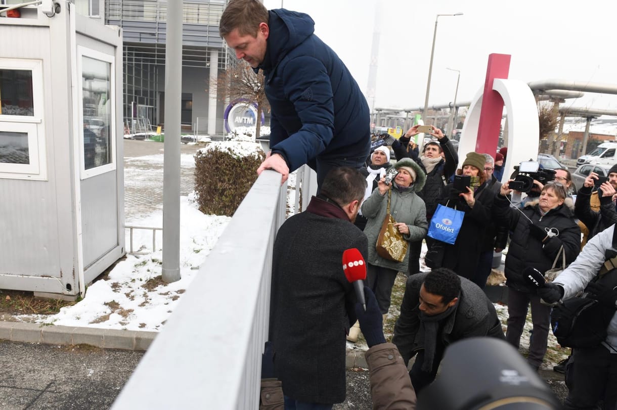 „Mi szívtuk meg” – pisilni sem tudnak kimenni az MTVA-ban rekedt tévések