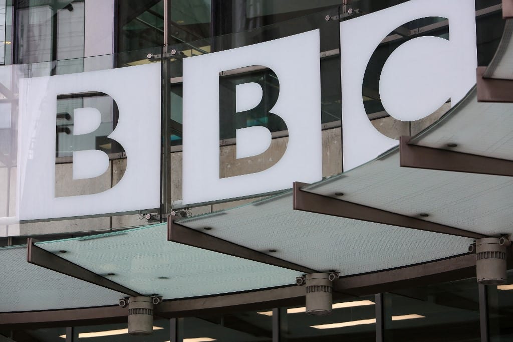 Számszeríjjal gyilkolták meg a BBC kommentátorának családját, egész napos hajtóvadászat után fogták el a gyanúsítottat