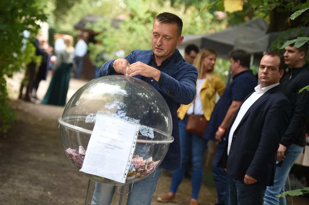 Szegény Orbán Viktor tizennégyszer kevesebbet keres, mint Rogán Antal