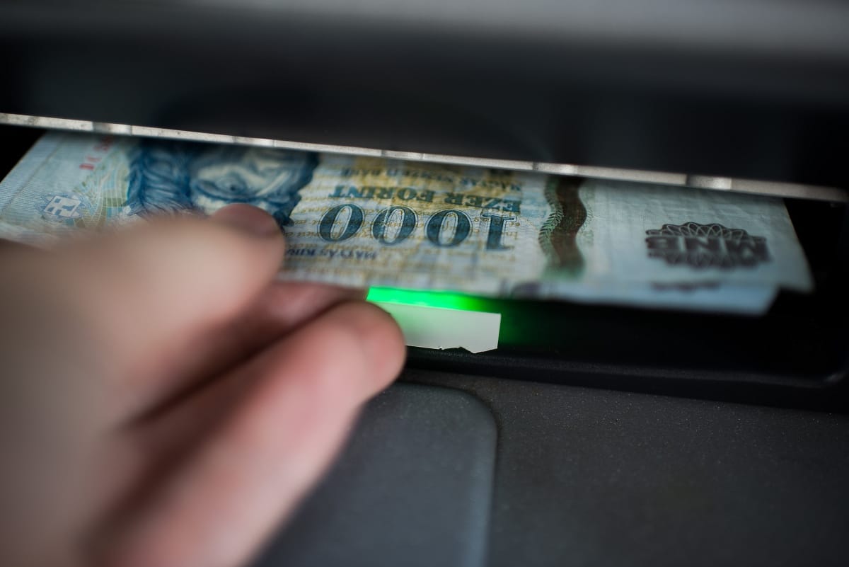 Tudja, mennyit fizetnek a neten az ön ellopott bankkártyájáért?