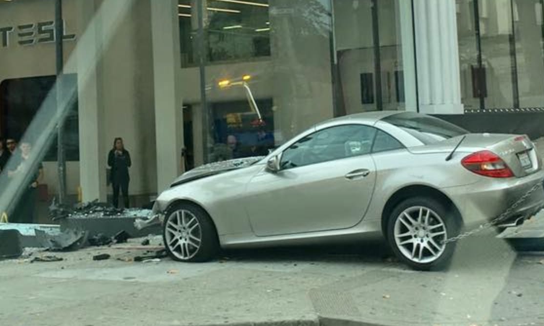 Bepánikolt Merci-sofőr száguldott be a Tesla kereskedésbe