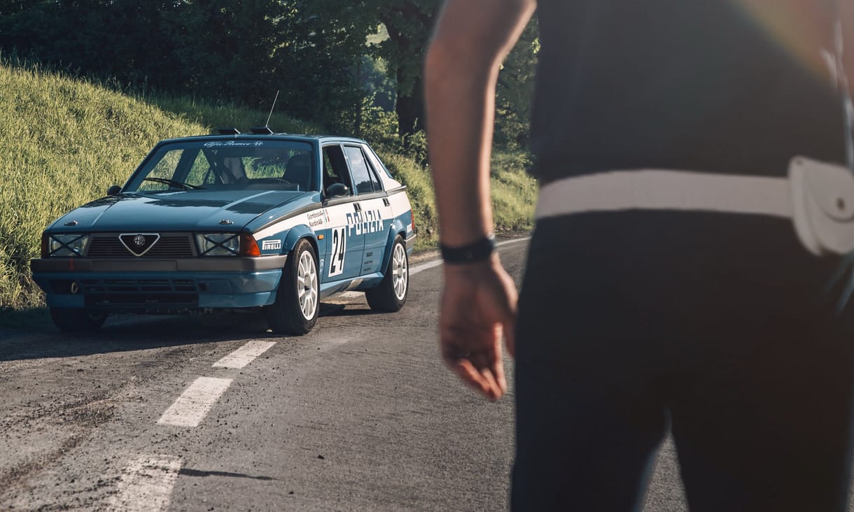 Kimaxolja a menőségfaktort az olasz rendőrség 35 éves Alfa Romeo versenyautója