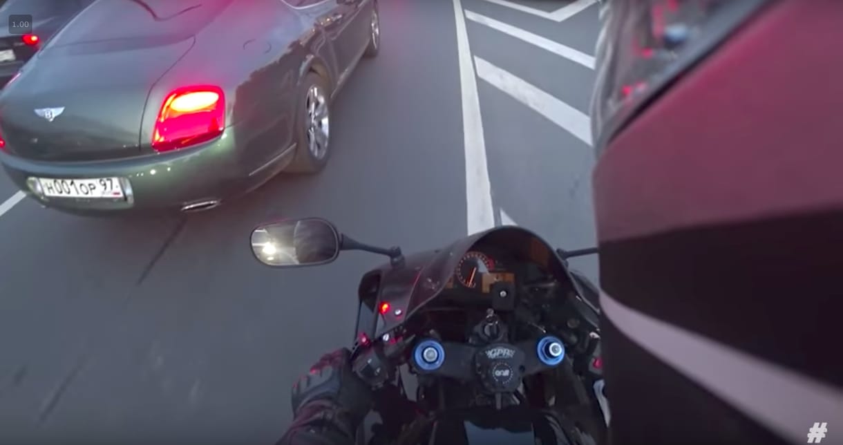 Azt hitte az orosz Bentley utasa, hogy bármit megtehet, de a motoros helyretette – videó