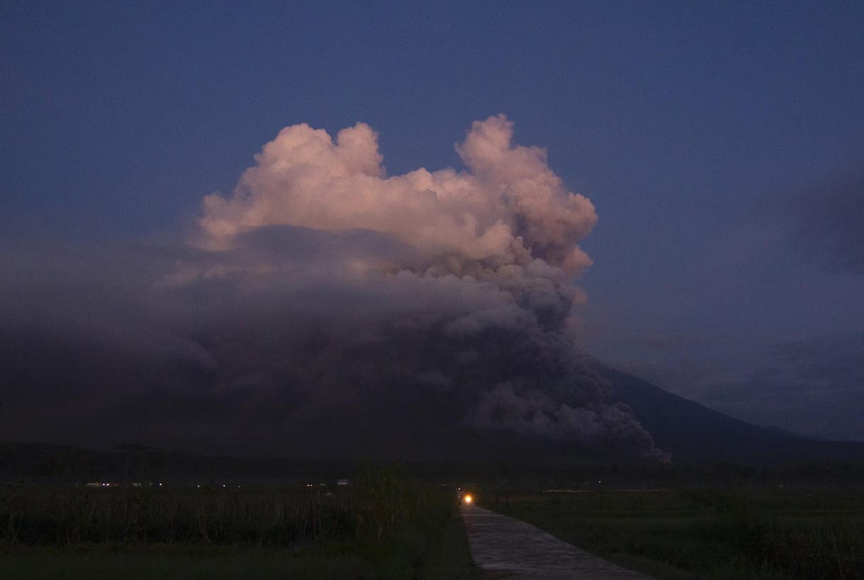 Kitört a Semeru vulkán Indonéziában, 1,5 kilométeres hamuoszlopot lövell a levegőbe