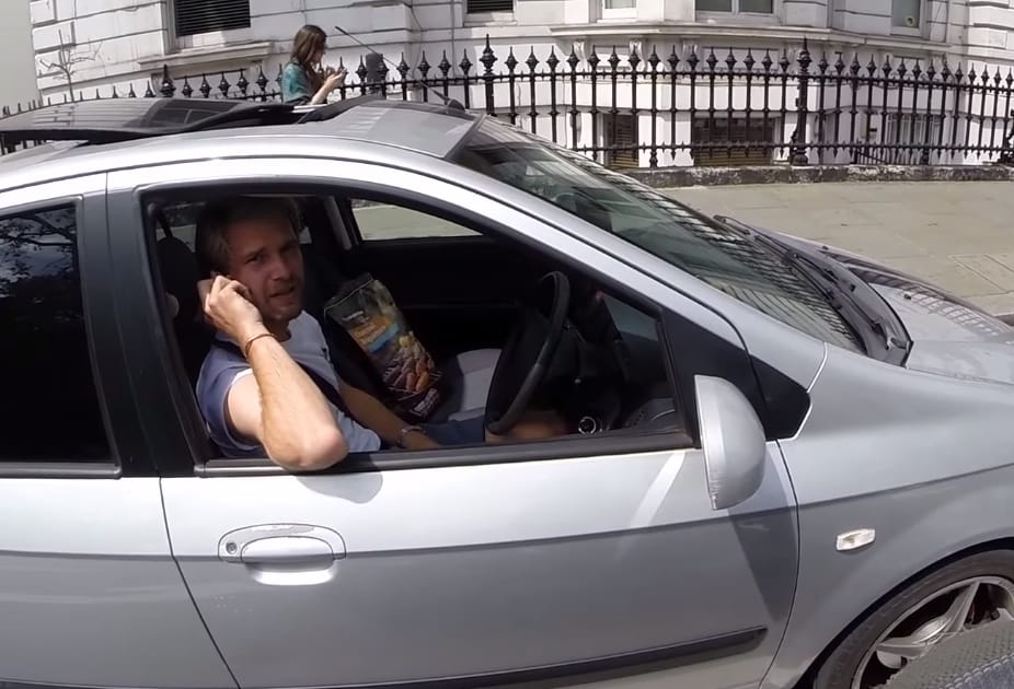 Így kell profin rávenni egy sofőrt, hogy ne telefonáljon vezetés közben – videó