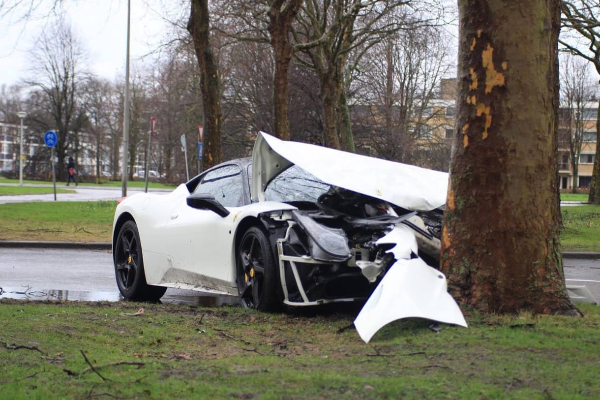 Túlvállalhatta magát a sofőr, fának csattant a Ferrari 458 Italia