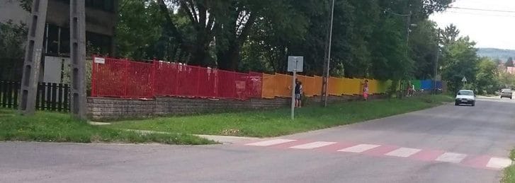 Nem uralkodott el Pomázon a melegpara, marad a szivárványszín kerítés