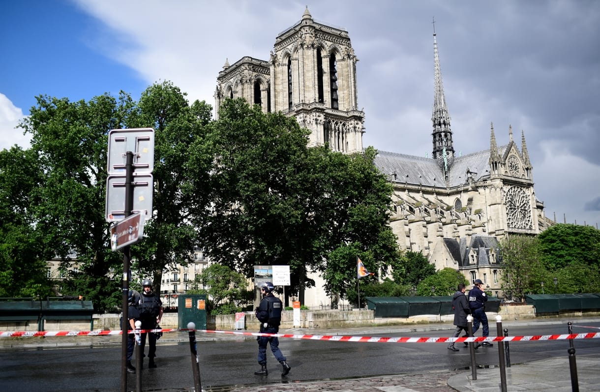 Lövések dördültek a párizsi Notre Dame-nál