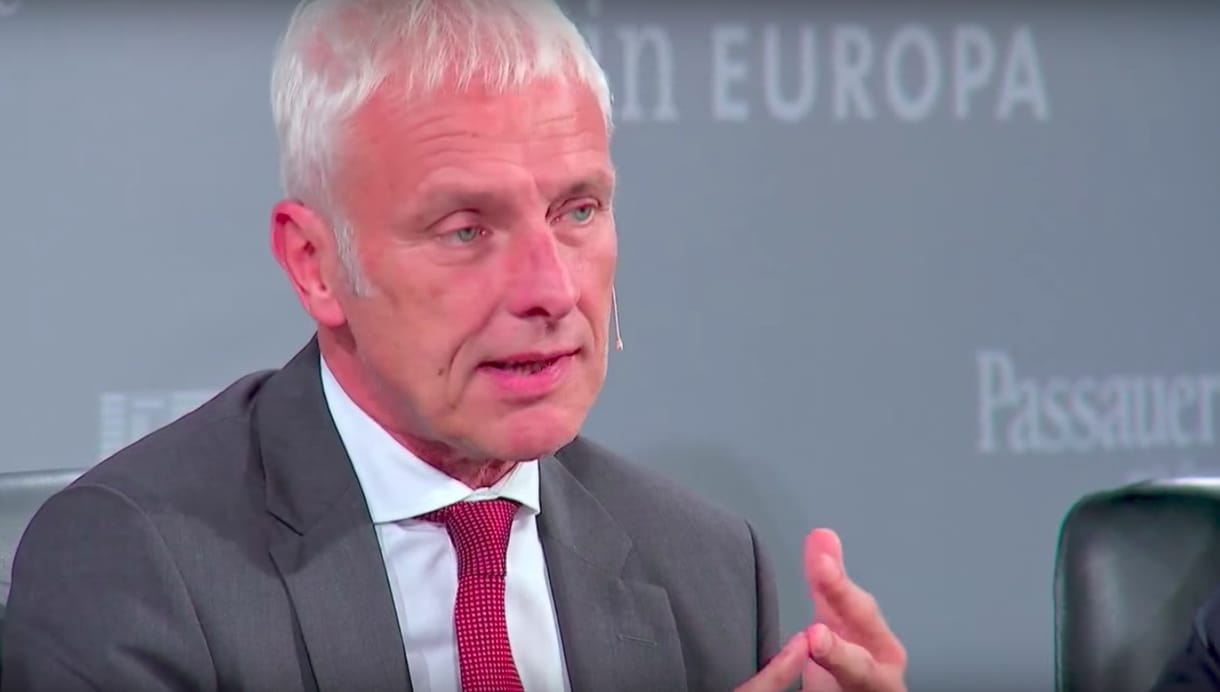 Begurult a Volkswagen-vezér, lendületből osztotta ki a Teslát – videó