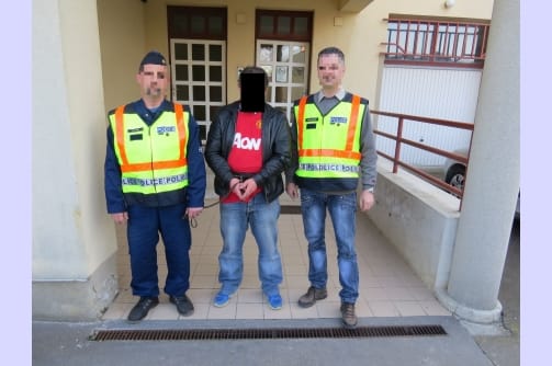 Pisztollyal indult bulizni, de a diszkóban elkapták