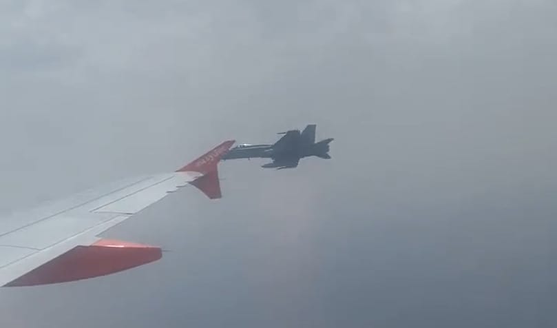 Egy F18-as vadászrepülő kezdte kísérni az easyJet gépét, videóra vették az utasok
